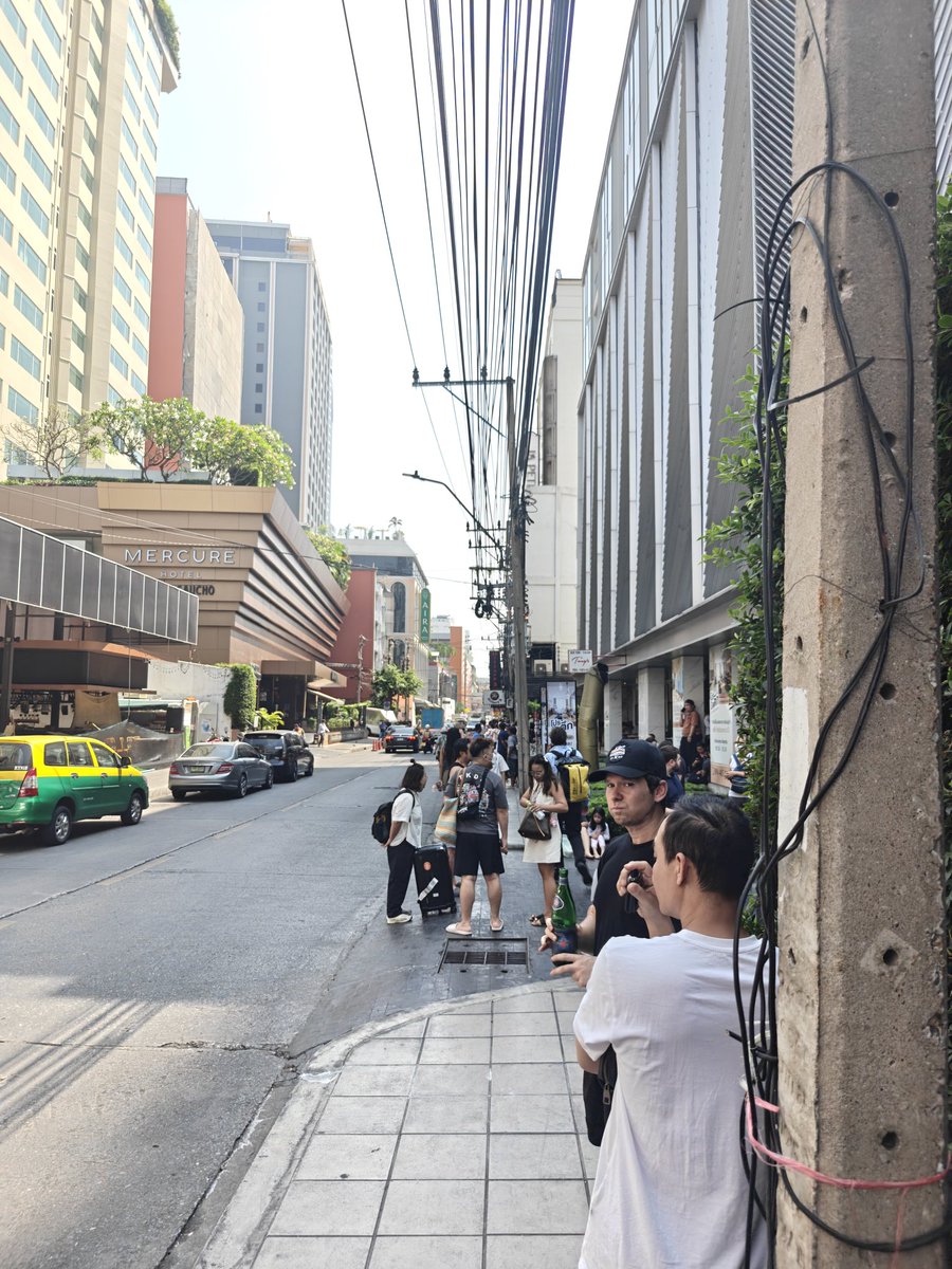 BangkokCris's tweet photo. Soi 11 evacuated hotels. https://t.co/cyilgBj0rf