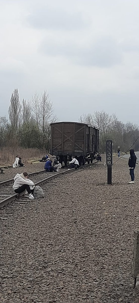DBA1010's tweet image. Juden Rampe espai de memòria. Andana,pels trens abans de la construcció de Birkenau. Contemplació per integrar l experiència viscuda @jesuitesFP @JesuitesEdu #jesuïtessarrià 
Agraïts de tot el q hem viscut aquí.