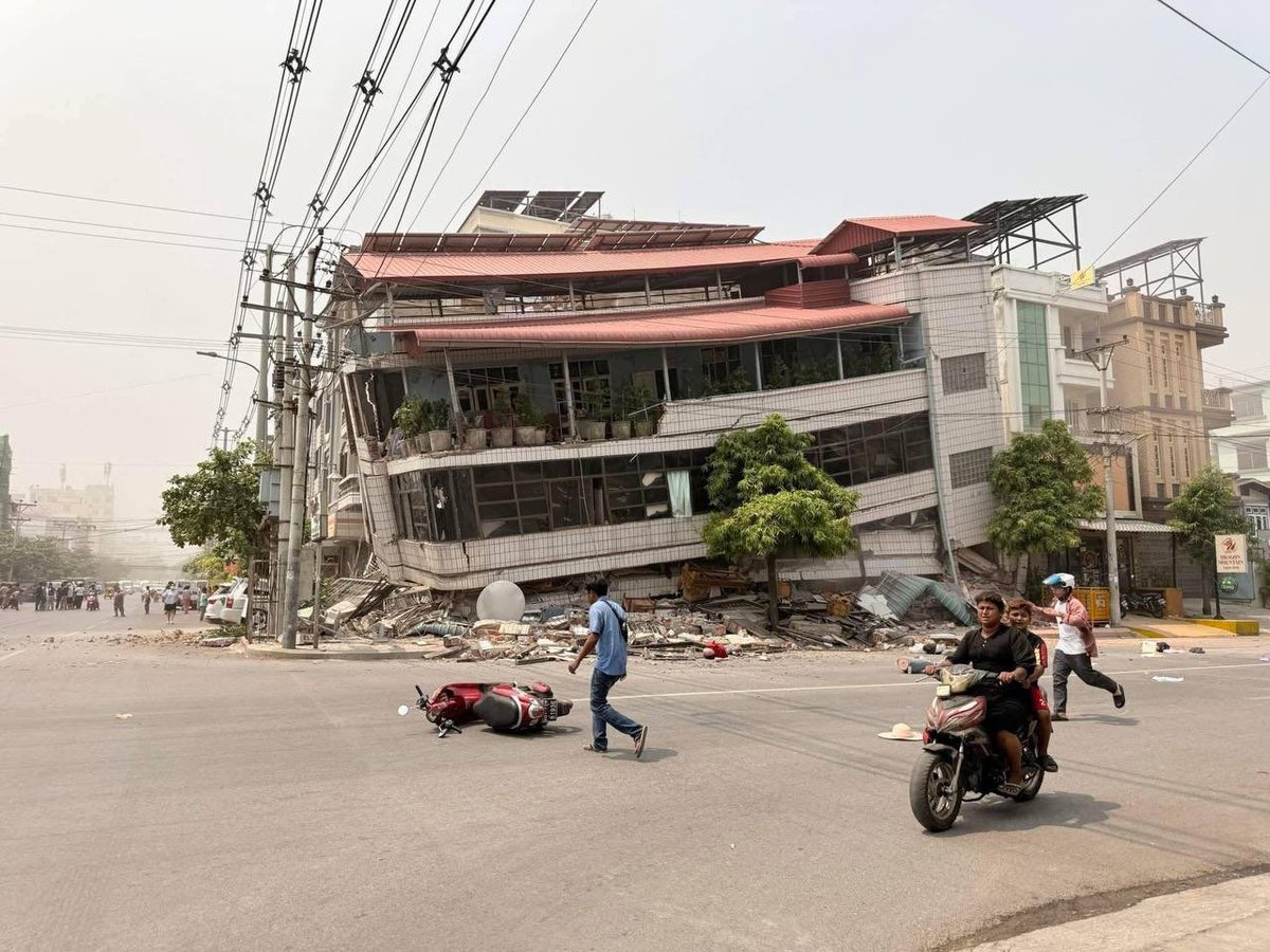 hninyadanazaw's tweet photo. Early reports indicate extensive damage throughout #Myanmar caused by massive earthquake around 12 pm local time. 
Old #Sagaing bridge (the Ava bridge) a historical landmark built by the British in 1934 is seen broken down and also many buildings, photos by locals. https://t.co/bZRgy2TcVO