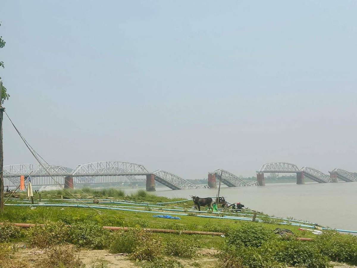 hninyadanazaw's tweet photo. Early reports indicate extensive damage throughout #Myanmar caused by massive earthquake around 12 pm local time. 
Old #Sagaing bridge (the Ava bridge) a historical landmark built by the British in 1934 is seen broken down and also many buildings, photos by locals. https://t.co/bZRgy2TcVO