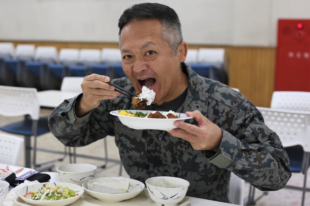 jasdf_hyakuri's tweet image. 先月の #空自空上げ 選考会優秀作品に続き、「蓮根サワークリーム醤油空上げ」が本日の昼食に登場!茨城県土浦市にある天然醸造の蔵元で造られた醤油で下味をつけた空上げに、小さく角切りにした #蓮根 とサワークリーム、マヨネーズ、レモン汁等を混ぜ合わせたソースをかけていただきます!
#百里基地