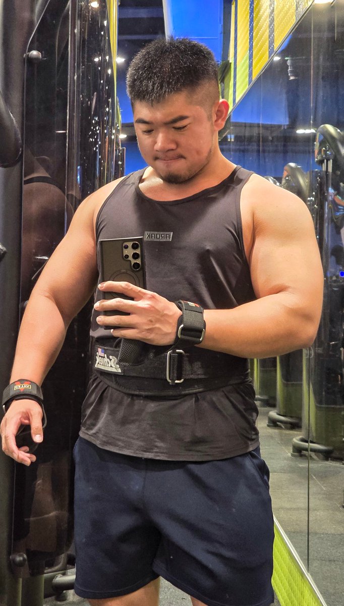 很棒很棒，繼續繼續，每次練背日在肌肉充血後，整體肉量跟線條比例 就變得好喜歡❤️😳雖然臉也圓了不少，但還好酒窩沒有變淺🤣這次想要嘗試突破體重(目前91Kg最高曾經92Kg)，好想看看自己95kg會長什麼樣子😳不知道會可愛還是可怕🫣🤣
/
明天大港開唱見🙌😎🤘歡迎捕捉野生小牛
/
#training #sportstyle