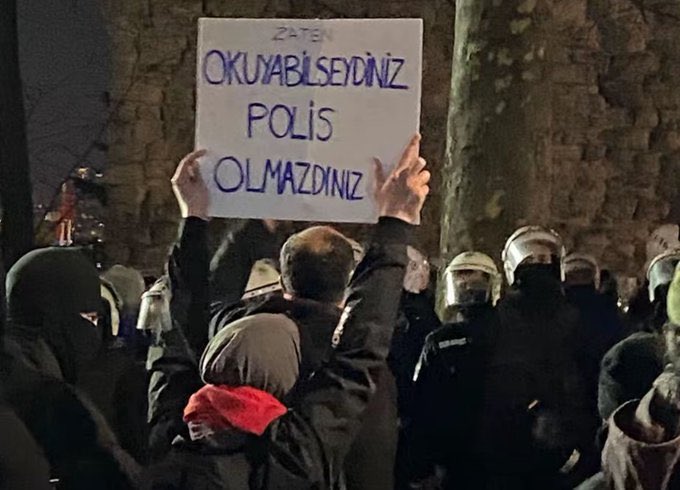 ❗️Emniyet Hizmetleri Sınıfı Personelinin
👉 % 92,27’si yüksekokul ve üzeri, 
👉 %7,63’ü lise, 
👉 %0,1’i ise ortaöğretim mezunudur. 
👉 Ayrıca, 18.999 yüksek lisans ve 112 doktora yapmış personel mevcuttur.

Çok zor şartlarda görev yapan polis teşkilatı bu ülkenin gözbebeği bir