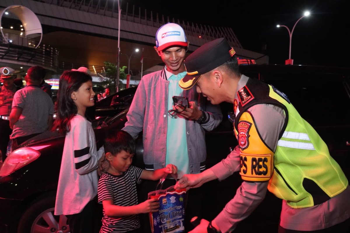 Kapolres Cilegon memberikan snack dan menyapa para pemudik yang akan mudik di Pelabuhan Merak Cilegon Banten.