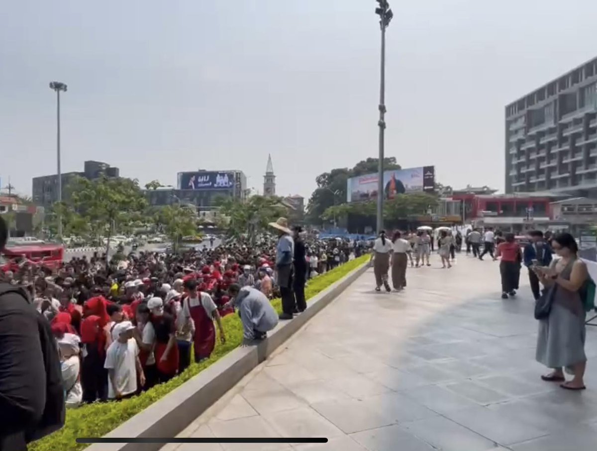 Zusammenfassung, was bisher bekannt ist:

- Erdbeben in Chiang Mai, 7.7 (lt. Feuerwehr)
- Hunderte wurden evakuiert
- viele Menschen rannten in Panik auf die Straße
- Stromausfälle
- unser Haus hat massiv geschaukelt, es war Wahnsinn
- wir haben inzwischen wieder Strom
-