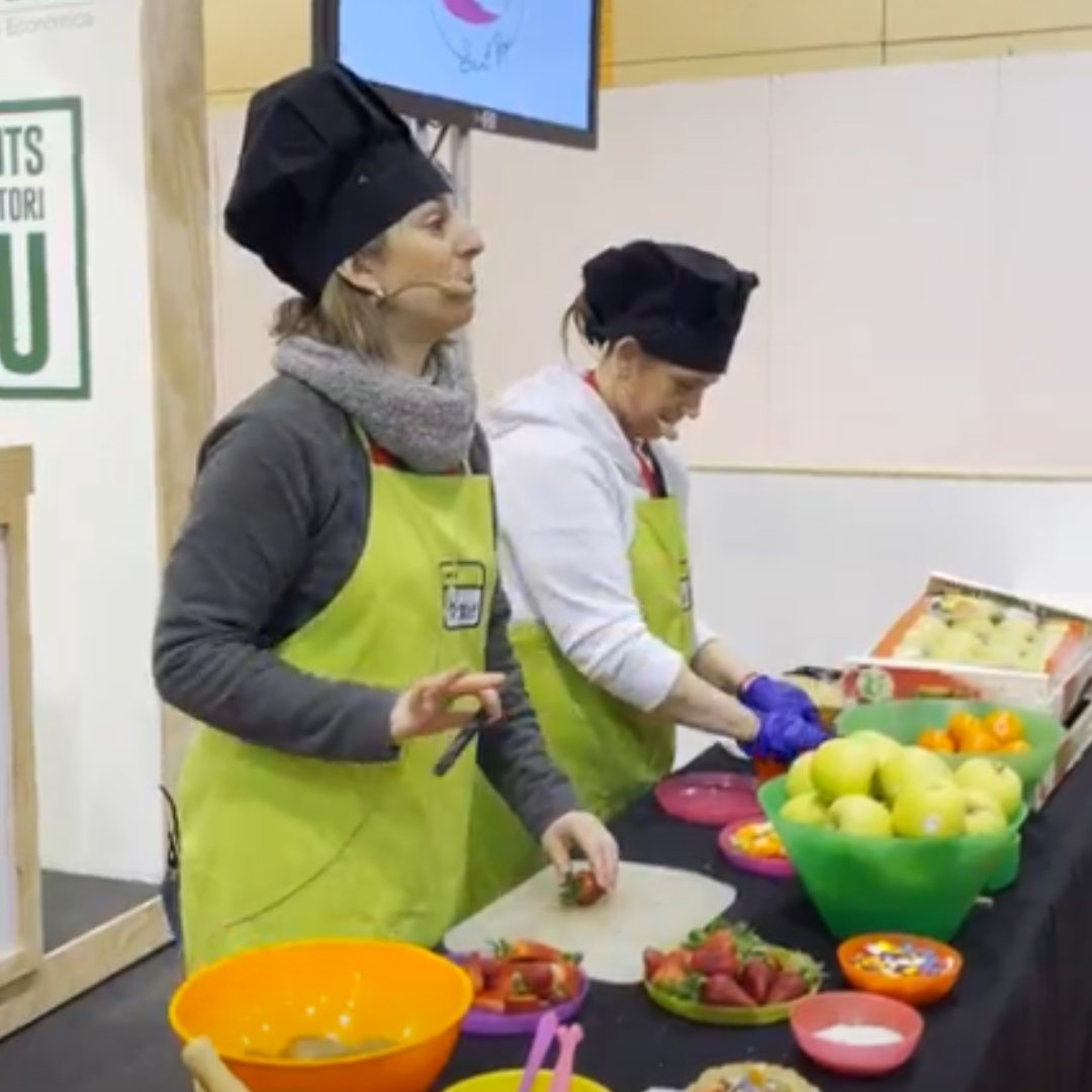 ccplaurgell's tweet photo. 🍏 El Consell del Pla impulsa el producte local a la Fira de Sant Josep

✅ Transport escolar perquè els alumnes descobreixin els aliments de proximitat. 

 ✅ Tallers per conèixer l’elaboració dels productes. 

 ✅ Promoció de la marca #DelicadesesDelPla

 #AraLleida https://t.co/BUEvOzy41Q