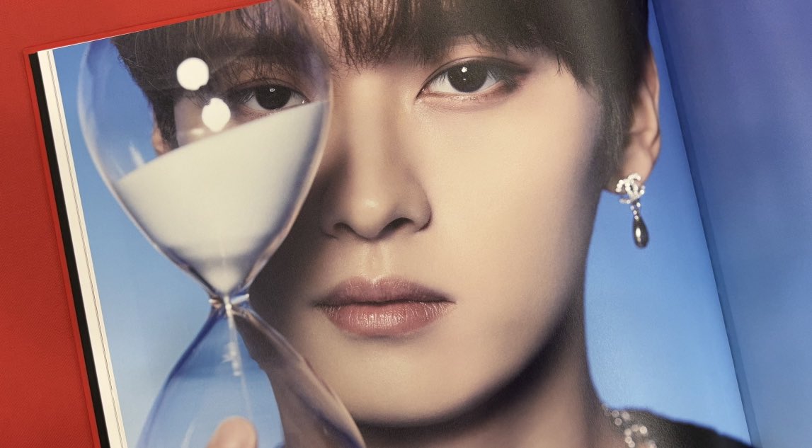 kobunsha_int's tweet image. 📖D'FESTA COMPLETE EDITION ○○集をお届け📖

❤️STRAY KIDSの踊る宝石・LEE KNOWの顔面国宝集❤️

【D'FESTA COMPLETE EDITIONとは】
「D'FESTA」の秘蔵カットを収録したハードカバー写真集2冊＋Blu-rayのセット商品✨

詳しくは👇から
📎bit.ly/3TZnDuu
📎member.k-kobunsha.jp/collections/df…

#DFESTA