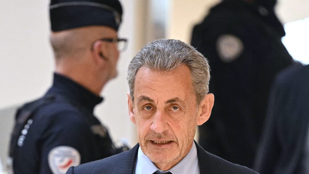 Incroyable de voir des « responsables » politiques défendre (par corporatisme ?) #Sarkozy !

Dans un pays normal, Sarkozy serait depuis longtemps condamné pour haute trahison :
- Guerre de Libye, dévastatrice pour ce pays et pour nous !, pour de sombres intérêts financiers ! On