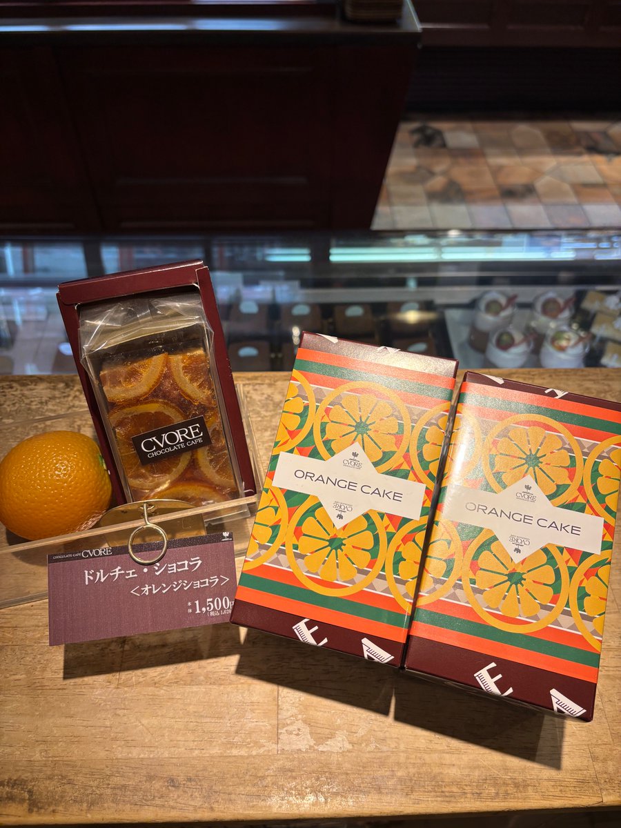 #チョコレートカフェクオレ です！

#クオレのチョコレート菓子の紹介 です！

ドルチェ【オレンジショコラ】です！

オレンジとアーモンドプードルを使用した生地にチョコレートをサンドし、表面にオレンジのコンフィを飾ったお菓子です🍊

#クオレ
#チョコレート専門店

HP cvore.net