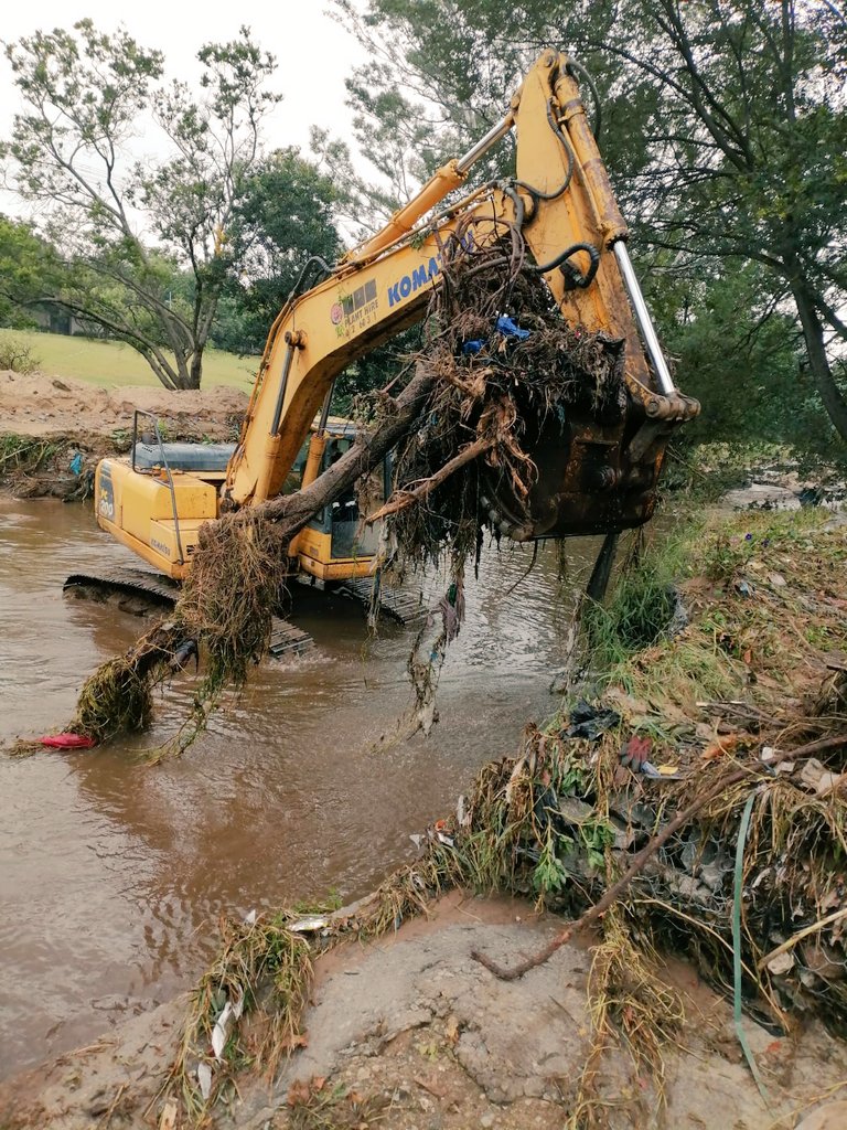 MyJRA's tweet photo. #JoburgServices #JRAInAction
Clearing of debris in Bryanston on Belgrave Street bridge - between Brooke Street and The River Road, Region E. This follows heavy downpours and temporary closure to traffic on Belgrave Street. @CityofJoburgZA @CoJ_RegionE https://t.co/Ghz3ANvANb