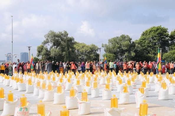 ዛሬ ማለዳ የኢድ አልፈጥር በዓልን ምክንያት በማድረግ 100 ሺሕ ለሚሆኑ አቅመ ደካሞች  እና  በዝቅተኛ የገቢ ደረጃ ላይ ለሚገኙ ነዋሪዎቻችን ማዕድ አጋርተናል።
ፈጣሪ ኢትዮጵያን እና ህዝቦቿን ይባርክ
ከንቲባ አዳነች አቤቤ