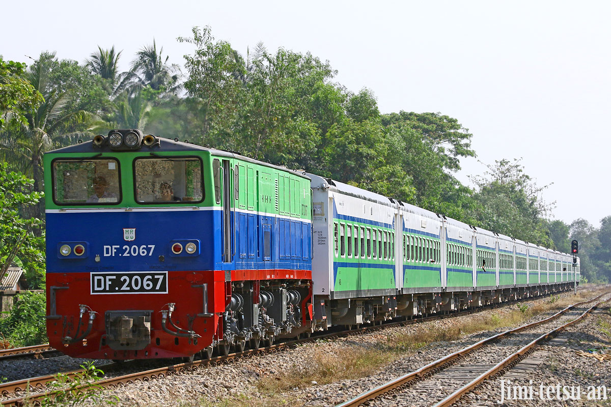 2010年代におけるミャンマー国鉄の日進月歩を象徴していた、ヤンゴン発マンダレー行き急行列車。
（2016年3月撮影）
マンダレー近郊のサガインを震源地とするM7.7、またはM7.9と伝えられる大地震が起きたとか……。甚大な被害が伝えられますが、なるべく人命が救われることを祈ります🙏