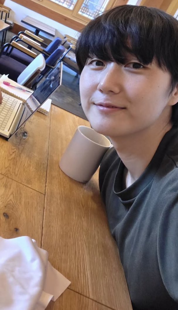 안경닦이 들고다니면서 촬영 전에 카메라 박박 닦는다더니 .. 셀카 찍기 전에도 닦나보네 ㅋㅋㅋㅋㅋㅋㅋㅋ 람님이 왜케 차카니야?