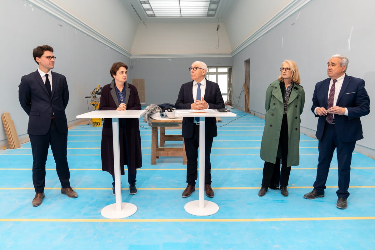 VilleDeBayonne's tweet photo. 🤝 Culture | Le @MuseeLouvre est le principal partenaire du @MuseeBH dont la réouverture est prévue en novembre prochain.
Sa présidente directrice générale, Laurence des Cars était présente, hier, à @VilleDeBayonne, pour se rendre compte de l'avancée des travaux et rencontrer l’équipe du musée aux côtés de M. Le Maire, @JreneEtchegaray, de @SophieCastel64, adjointe au Patrimoine, d'@yvesugalde, adjoint à la Culture et de @BarthelemyGlama, directeur du musée Bonnat-Helleu.
Laurence des Cars a qualifié d'"événement culturel d'ampleur internationale" la réouverture du musée... le seul en France, en dehors du Louvre, à posséder des dessins de Léonard de Vinci, de Michel-Ange et de Raphaël : les trois plus grands noms de la Renaissance italienne.
#BayonneMaVille