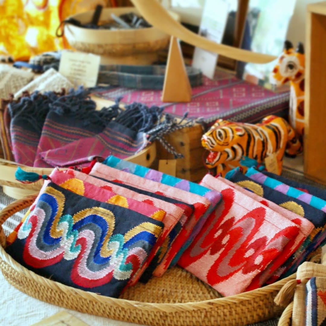 今週末はいよいよ「応援マルシェ」開催♪
能登の和ろうそくやミャンマーの手しごとアイテムなどオンラインの人気商品を目で見て買えるチャンスです😊
ぜひお立ち寄りください！

日時：3/29㈯・3/30㈰　11AM-17PM
場所：東京都千代田区外神田2-2-19　MKビル1F