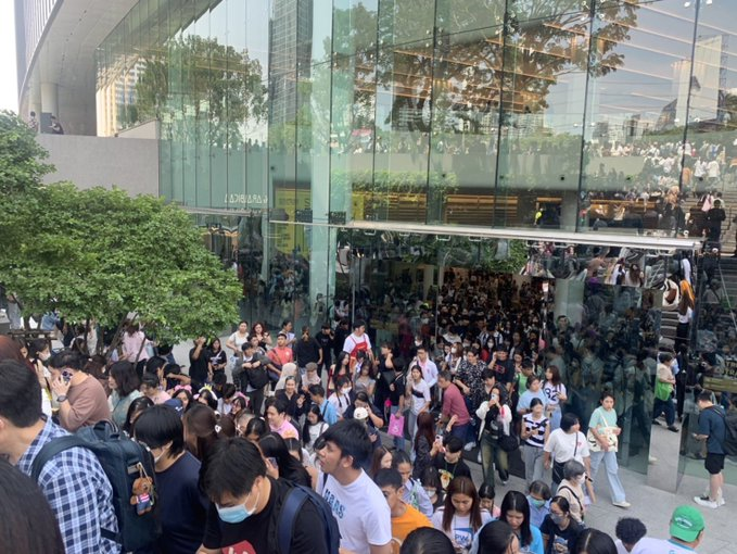 mysteryWN's tweet photo. 🔴🇹🇭TAILANDIA - #ULTIMAHORA
🚨📈LA GENTE HUYE ANTE EL TERREMOTO DE 7,8 EN TAILANDIA Y BIRMANIA

El Centro Nacional de Convenciones Reina Sirikit, donde se estaba celebrando la feria del libro, se sacudió violentamente. Toda la gente huyó...fijaos la cantidad de gente, ahora imaginad que uno se cae la de victimas que podrían darse por aplastamiento y asfixia....que barbaridad.

📲Síguenos si quieres estar al día de todas las noticias de actualidad y que no encontraras en otros canales @mysteryWN