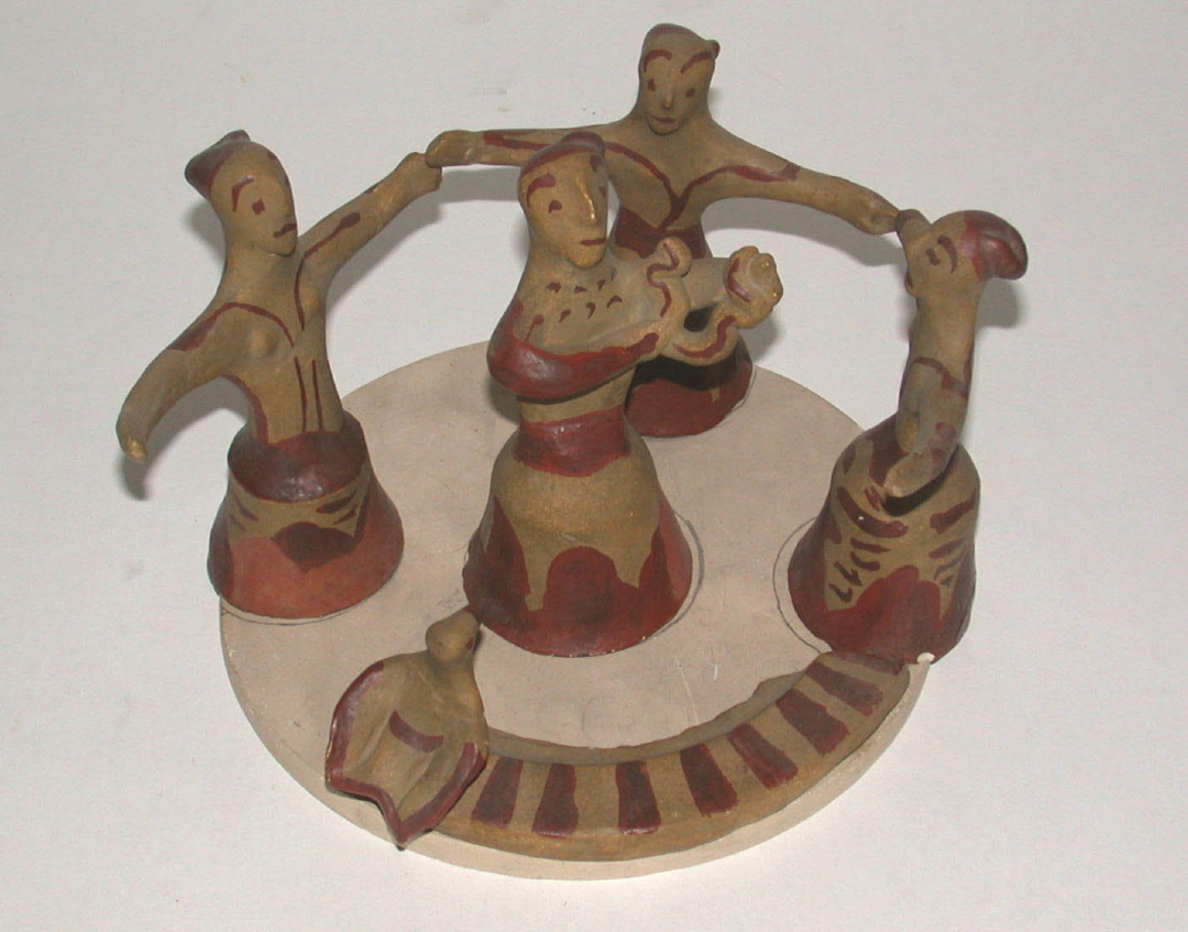 🏺 Grupo de figuras minoico de terracota (Palacio de Palaikastro, Creta, s. XVII a. C.).

🔎 Cuatro figuras femeninas: tres bailarinas y una música tocando la lira, acompañadas de una paloma.

ℹ️ Museo del Louvre. collections.louvre.fr/en/ark:/53355/…