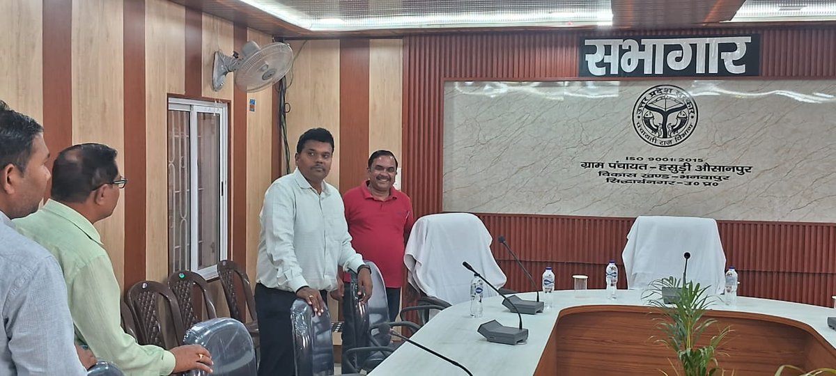 mopr_goi's tweet photo. पंचायती राज मंत्रालय निरंतर ग्राम पंचायत स्तर पर बुनियादी सुविधाओं और संरचनाओं के विकास एवं पंचायत इंफ्रास्ट्रक्चर को सुचारू और सुव्यवस्थित करने के साथ-साथ कार्बन न्यूट्रल जैसी पहलों के लिए रा��्यों और पंचायतों को प्रोत्साहित करता है।

#उत्तरप्रदेश के #सिद्धार्थनगर जिले की #हसुड़ी_औसानपुर ग्राम पंचायत में अत्याधुनिक सुविधाओं से युक्त पंचायत भवन के निर्माण के साथ-साथ साभागार, सीसीटीवी, सोलर स्ट्रीट लाइट, पब्लिक एड्रेस सिस्टम, वृक्षारोपण आद�� पर विशेष ध्यान दिया जा रहा है। 

हाल ही में #सिद्धार्थनगर जिले के जिलाधिकारी ने #कार्बन_न्यूट्रल पंचायत बनने की दिशा में अग्रसर हसुड़ी औसानपुर ग्राम पंचायत का दौरा किया, विभिन्न सुविधाओं का निरीक्षण किया और पंचायत भवन परिसर में सफेद चंदन का पौधा रोपित किया।

देश की सभी ग्राम पंचायतों से आह्वान है कि वे #पंचायत_इंफ्रास्ट्रक्चर / अवसंरचना विकास पर विशेष ध्यान दें, ताकि स्थानीय निवासियों को ���ेहतर एवं गुणवत्तापूर्ण सेवा वितरण उपलब्ध हो सके, पर्यावरण-अनुकूल वातावरण में लोगों के जीवन स्तर में सुधार और सुगमता आए।

#MoPR #CleanandGreenPanchayat 
#PanchayatInfrastructure #CarbonNeutral 
#LSDGs #RGSA #Siddharthnagar #UttarPradesh