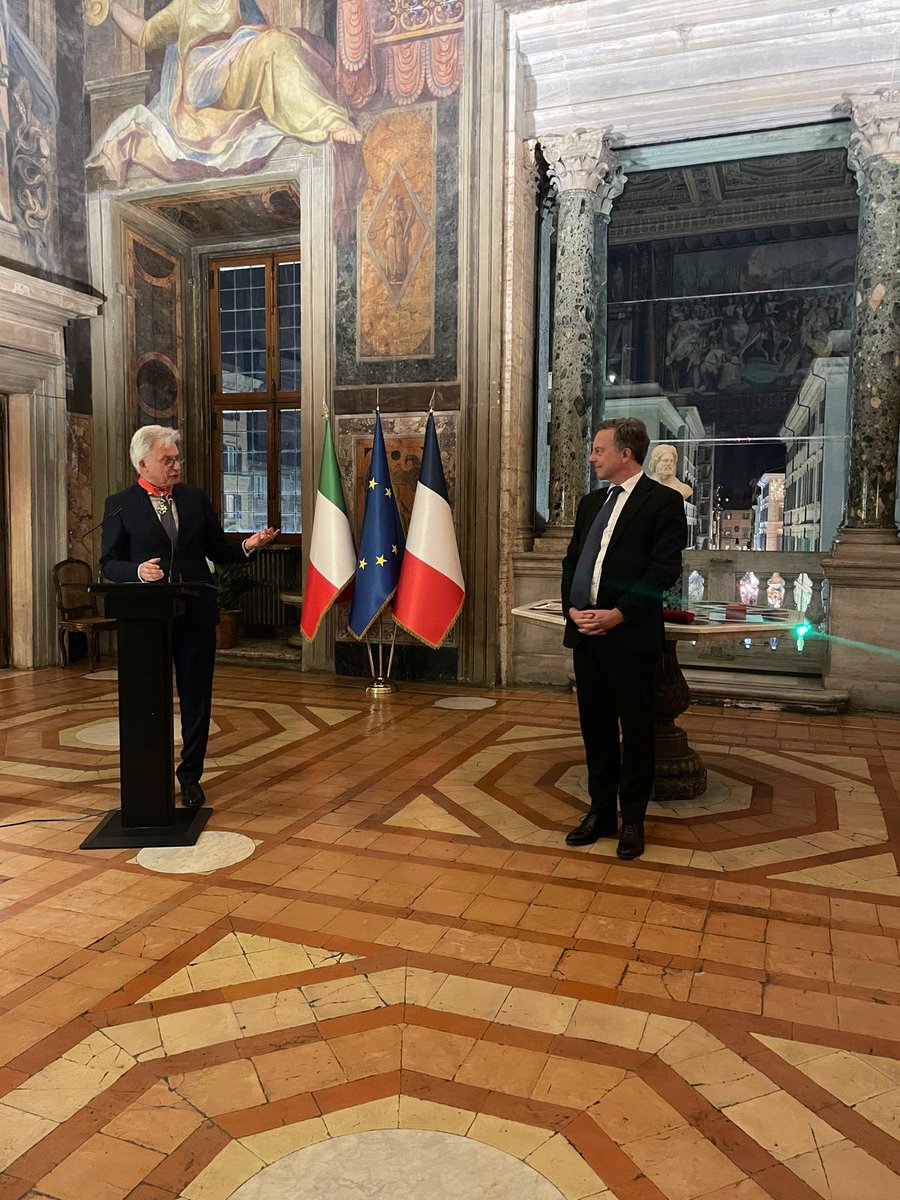 Ho avuto l’onore di consegnare le insegne di Commandeur de la Légion d’honneur a Hans-Dieter Lucas <a href="/Ambtedesco/">Thomas Bagger</a>. Il suo impegno costante e il suo lavoro eccezionale hanno rafforzato e rafforzano ancora oggi la comprensione reciproca e l’avvicinamento strategico tra 🇫🇷 e 🇩🇪