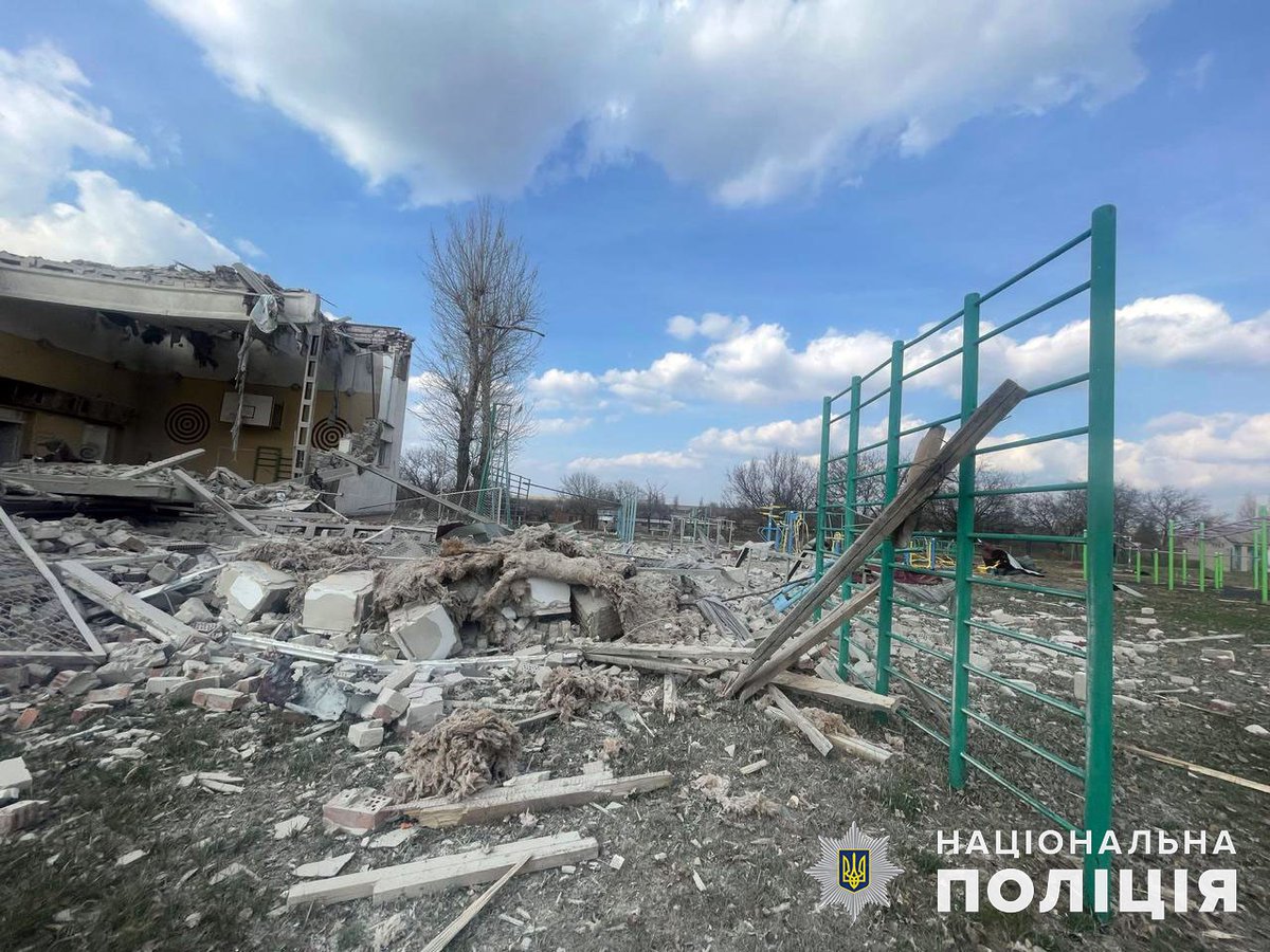 breakinglv's tweet photo. šŗš¦ Krievijas okupanti nometuÅ”i 250 kg smagu aviÄcijas bumbu uz skolu Doneckas apgabala Kramatorskas rajona ciematÄ MalinivkÄ.
#Malinivka #Kramatorska #Donecka #Ukraina #krievija
https://t.co/So5C6ivOzi