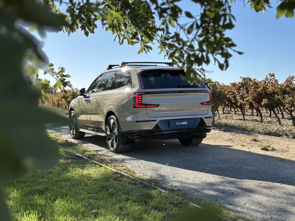 khuleonwheels's tweet image. Say hello to the Volvo new all-electric Volvo EX90 and highlights include 'Thor Hammer' daytime running lights with animated Pixels LED head- and taillights, massive 22-inch wheels, pop-out door handles, and loads of elegant colours like this Sand Dune… #VolvoSA #VolvoEX90