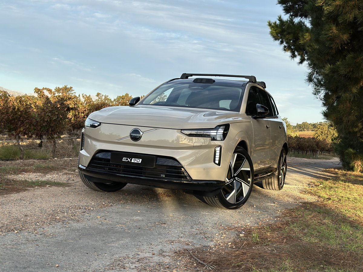 khuleonwheels's tweet image. Say hello to the Volvo new all-electric Volvo EX90 and highlights include 'Thor Hammer' daytime running lights with animated Pixels LED head- and taillights, massive 22-inch wheels, pop-out door handles, and loads of elegant colours like this Sand Dune… #VolvoSA #VolvoEX90