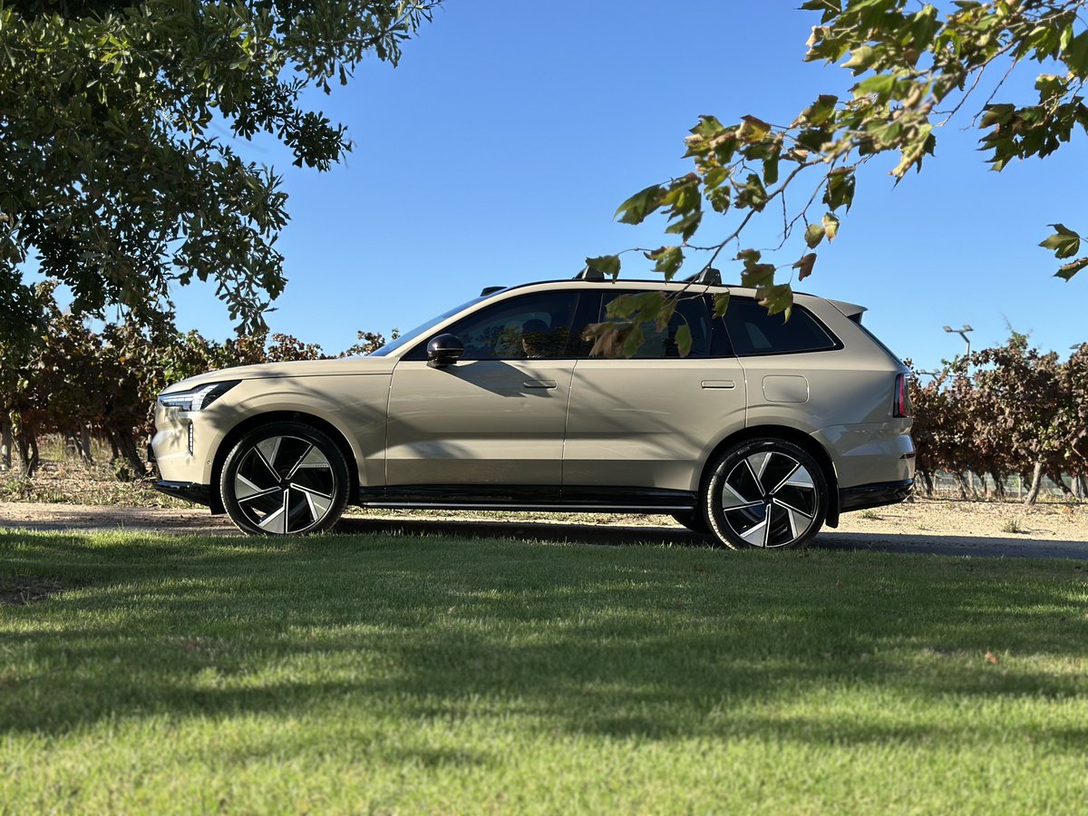 khuleonwheels's tweet image. Say hello to the Volvo new all-electric Volvo EX90 and highlights include 'Thor Hammer' daytime running lights with animated Pixels LED head- and taillights, massive 22-inch wheels, pop-out door handles, and loads of elegant colours like this Sand Dune… #VolvoSA #VolvoEX90
