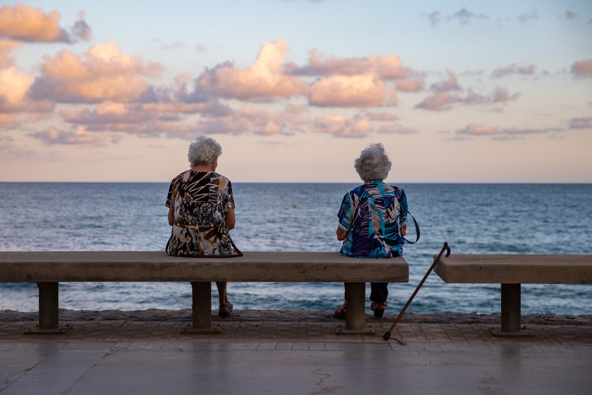Foto del día: © Chris Trinh - <a href="/christhaotrinh/">Chris Trinh</a>

Dos amigas se encuentran para una charla con distancia social junto al mar, durante el primer verano de la pandemia. Los profesionales de la salud mental advierten sobre el impacto del aislamiento social en mayores. Sitges, 05/08/20