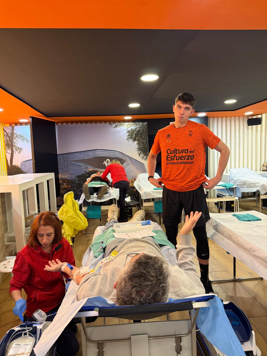 GVA Dona Sang (@gvadonasang) on Twitter photo Más de 200 personas responden a la llamada de la solidaridad del <a href="/valenciabasket/">Valencia Basket Club</a>.
🤾Los jugadores Sergio de Larrea y Kristine Vitola agradecieron el gesto solidario de los donantes.
👥Voluntarios de <a href="/asleuval/">ASLEUVAL:)</a> informaron de la donación de #médulaósea
¡Muchas gracias! Más de 200 personas responden a la llamada de la solidaridad del <a href="/valenciabasket/">Valencia Basket Club</a>.
🤾Los jugadores Sergio de Larrea y Kristine Vitola agradecieron el gesto solidario de los donantes.
👥Voluntarios de <a href="/asleuval/">ASLEUVAL:)</a> informaron de la donación de #médulaósea
¡Muchas gracias!