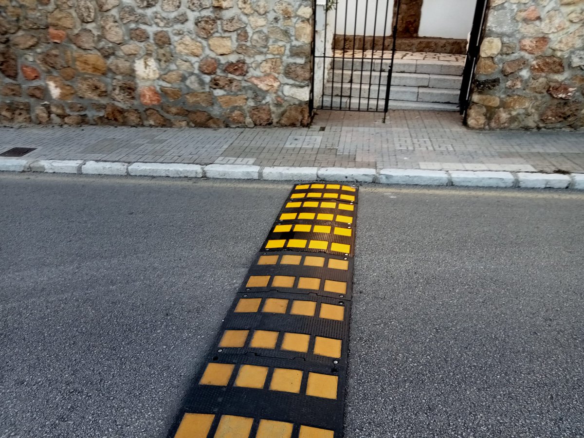 SPTorremolinos's tweet photo. #SAMSET, en coordinación con #Tráfico, se ha ocupado de la reposición de las bandas reductoras de velocidad en Avenida del Carmelo, en Montemar 🚧🚗 Esta actuación es clave para moderar la velocidad del tráfico, reducir el riesgo de accidentes y mejorar la seguridad. https://t.co/LgiJ9Ou3cf