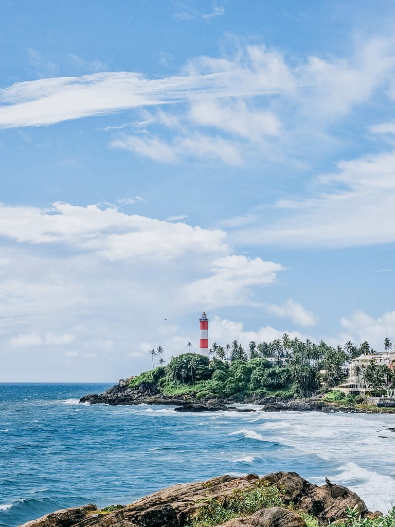 maheenshah's tweet photo. 📍 Kovalam, Kerala, India 🇮🇳

The iconic Lighthouse Beach in Kovalam, with its stunning red-and-white striped tower, swaying palms, and golden sands, is a true coastal paradise! 🌊🌴

#Kovalam #LighthouseBeach #KeralaVibes #IncredibleIndia https://t.co/R9kHHOEZvl
