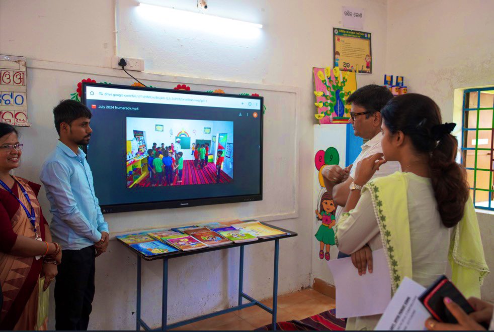 EducationOdisha (@smeodisha) on Twitter photo Shri Sanjay Kumar, Union Secretary, School Education & Literacy, <a href="/EduMinOfIndia/">Ministry of Education</a>, visited the FLN-compliant classroom at Raj Bhavan Primary School, Bhubaneswar.
#EducationForAll #FLN #NEP2020 Shri Sanjay Kumar, Union Secretary, School Education & Literacy, <a href="/EduMinOfIndia/">Ministry of Education</a>, visited the FLN-compliant classroom at Raj Bhavan Primary School, Bhubaneswar.
#EducationForAll #FLN #NEP2020