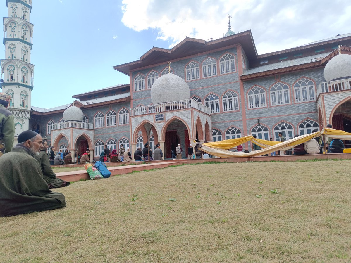 BhatAaddil's tweet photo. Salat in 2nd largest Masjid of Kashmir https://t.co/2hixjwq0ZY