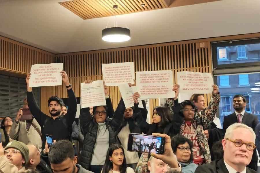 ttindia's tweet photo. #InPics | 'To counter CM's lies': SFI-UK protest disrupts #MamataBanerjee's Oxford University speech

#OxfordUniversity #sfi #unitedkingdom #protest 

(@sop_dope reports)  

https://t.co/tAbyAt85pX