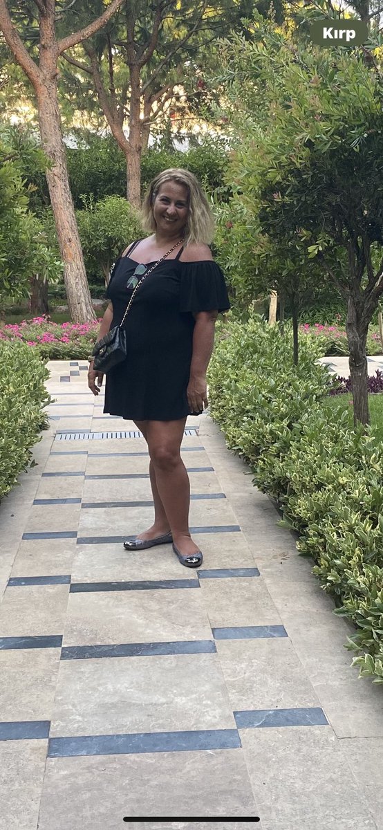 Yaş 48 olmuşuz teyze hemde çirkin şişko 😂😂😂neyse siz beni idare edin yaşlı teyzeyi 👵🏻👵🏻👵🏻