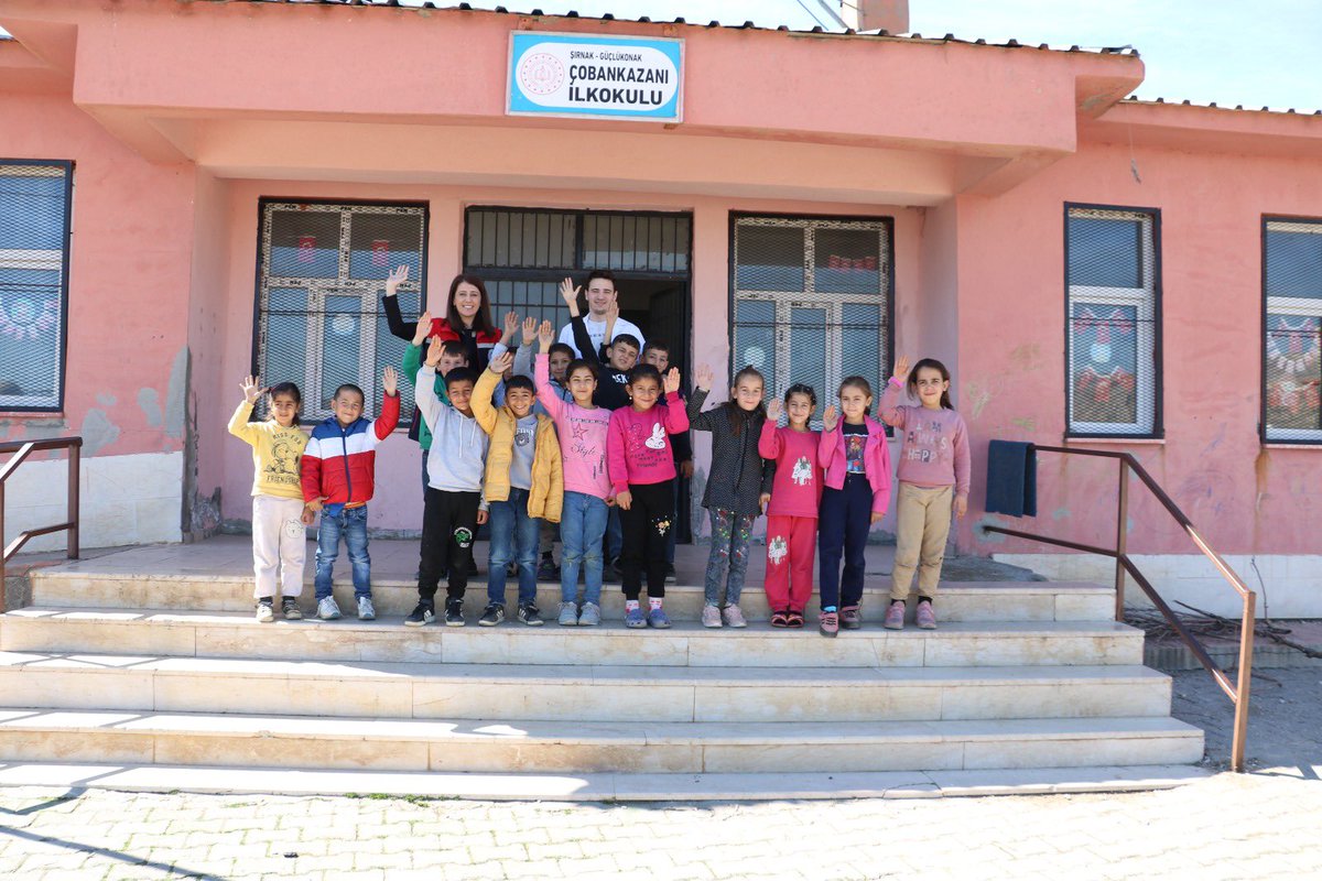 Zmuhendsi's tweet photo. Şırnak/Güçlükonak İlçemizde Su seferberliği ve Gıda güvenirliği eğitimlerimiz ilkokul ve ortaokullar da devam ediyor. 

@ibrahimyumakli 
@TCTarim 
@sirnakiltarim 
@Guclukonaktarim https://t.co/0SsV3q3RSI