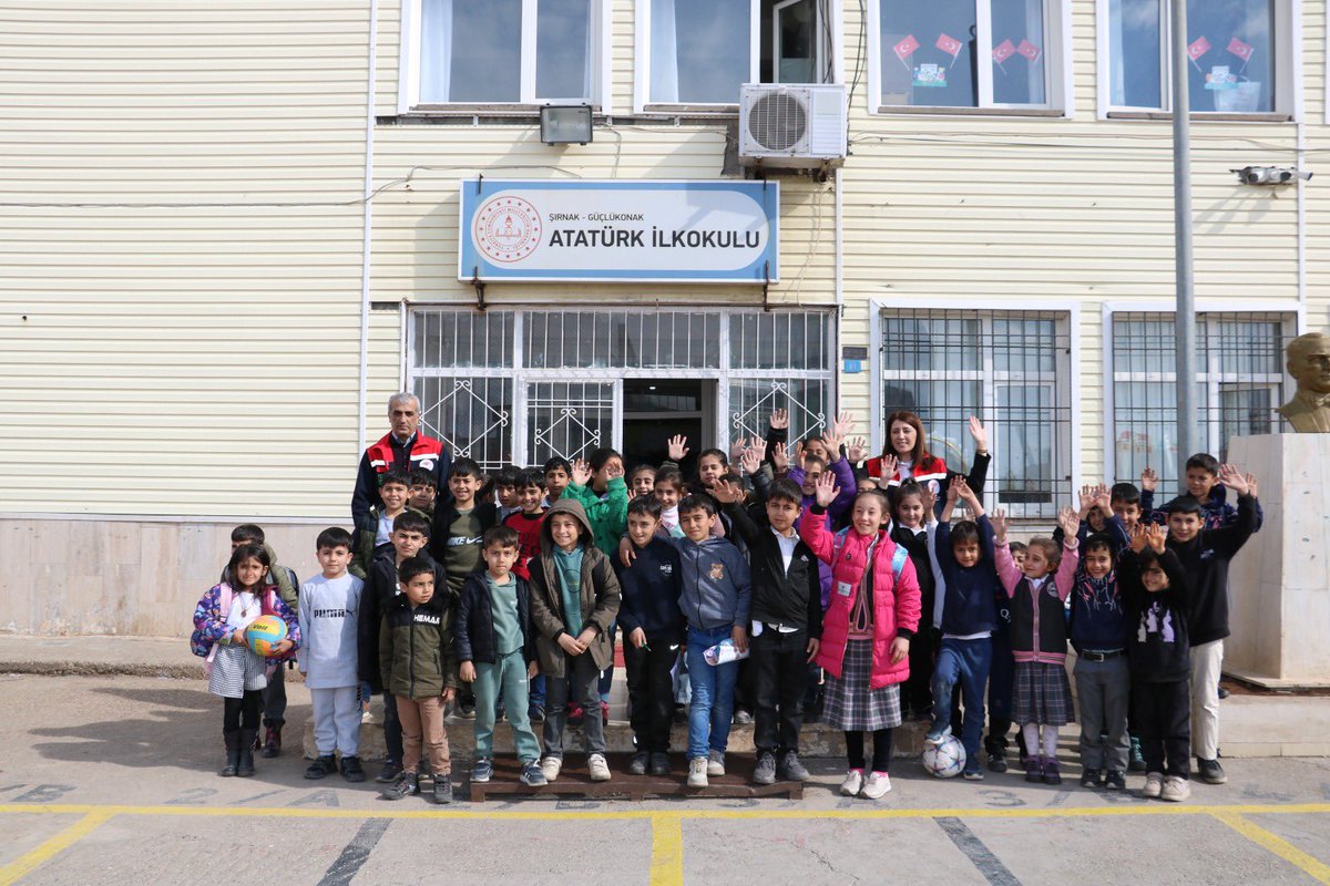Zmuhendsi's tweet photo. Şırnak/Güçlükonak İlçemizde Su seferberliği ve Gıda güvenirliği eğitimlerimiz ilkokul ve ortaokullar da devam ediyor. 

@ibrahimyumakli 
@TCTarim 
@sirnakiltarim 
@Guclukonaktarim https://t.co/0SsV3q3RSI