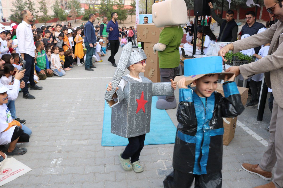 30 Mart Uluslararası Sıfır Atık Günü dolayısıyla, İl Müdürlügümüzce düzenlenen ‘Moda ve Tekstilde Sıfır Atığa Doğru' temalı,  Müdürlügümüz personellerinin de katıldığı programda, İbni Sina İlkokulu ögrencileriyle sıfır atık etkinlikleri düzenlendi.
<a href="/UrfaValiligi/">T.C. ŞANLIURFA VALİLİĞİ</a> <a href="/huseyinaras47/">Hüseyin ARAS</a>