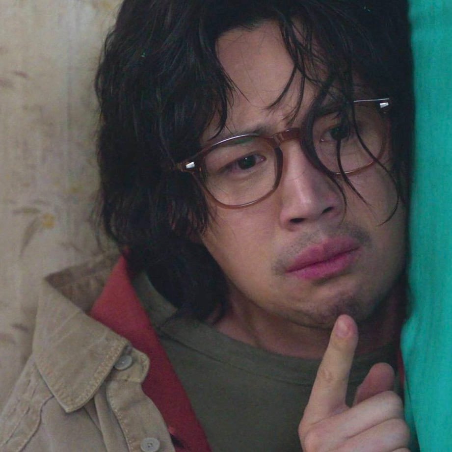 zeamaysho's tweet photo. Tapi di luar semua itu, aku masih ngakak sama character developmentnya sih, ini juara banget dari gembel pasrah jadi flirty parah 🤣💖 #WhenLifeGivesYouTangerines 

From this                                        To this https://t.co/YWVF05Ahpc