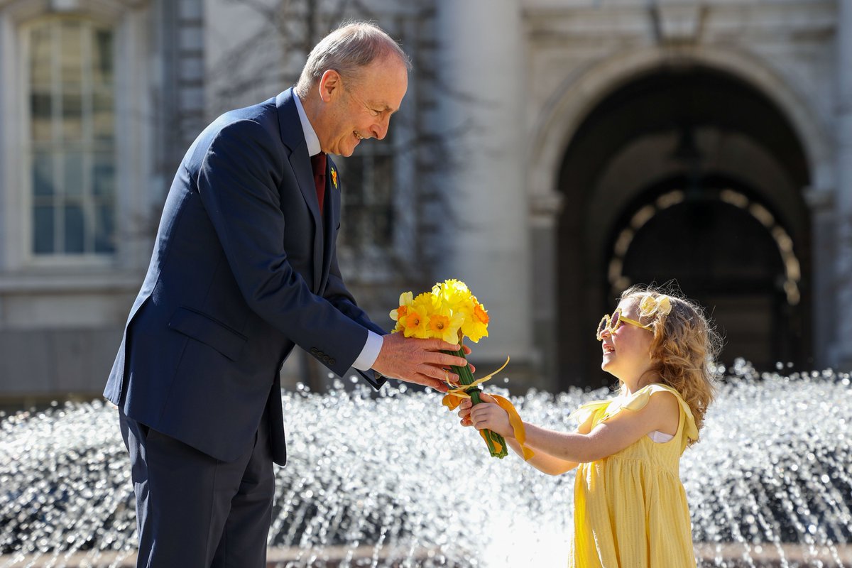 GovIE's tweet photo. This #DaffodilDay the @IrishCancerSoc are asking us to stand with cancer patients &amp; survivors &amp; go all in against cancer.

Taoiseach @MichealMartinTD marked the day with 7-year old Nicole Keyes &amp; @IrishCancerSoc CEO @averilpower.

To donate: https://t.co/GYjNHiCpjY https://t.co/MKffL70dG4