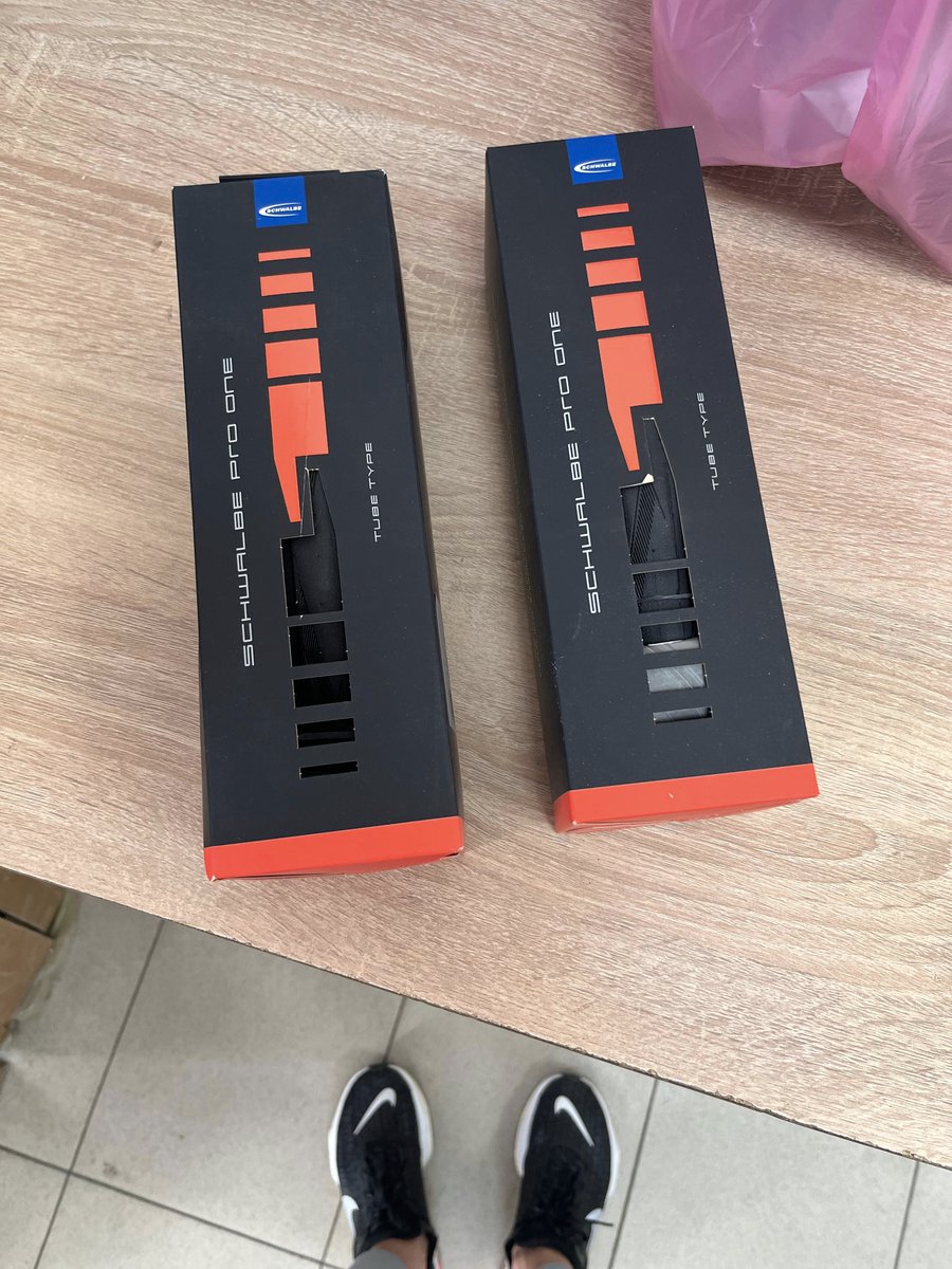 Урвала, тëтка блять лезла мне под руку хотела забрать эти два и я сказала хендехох мандавошка