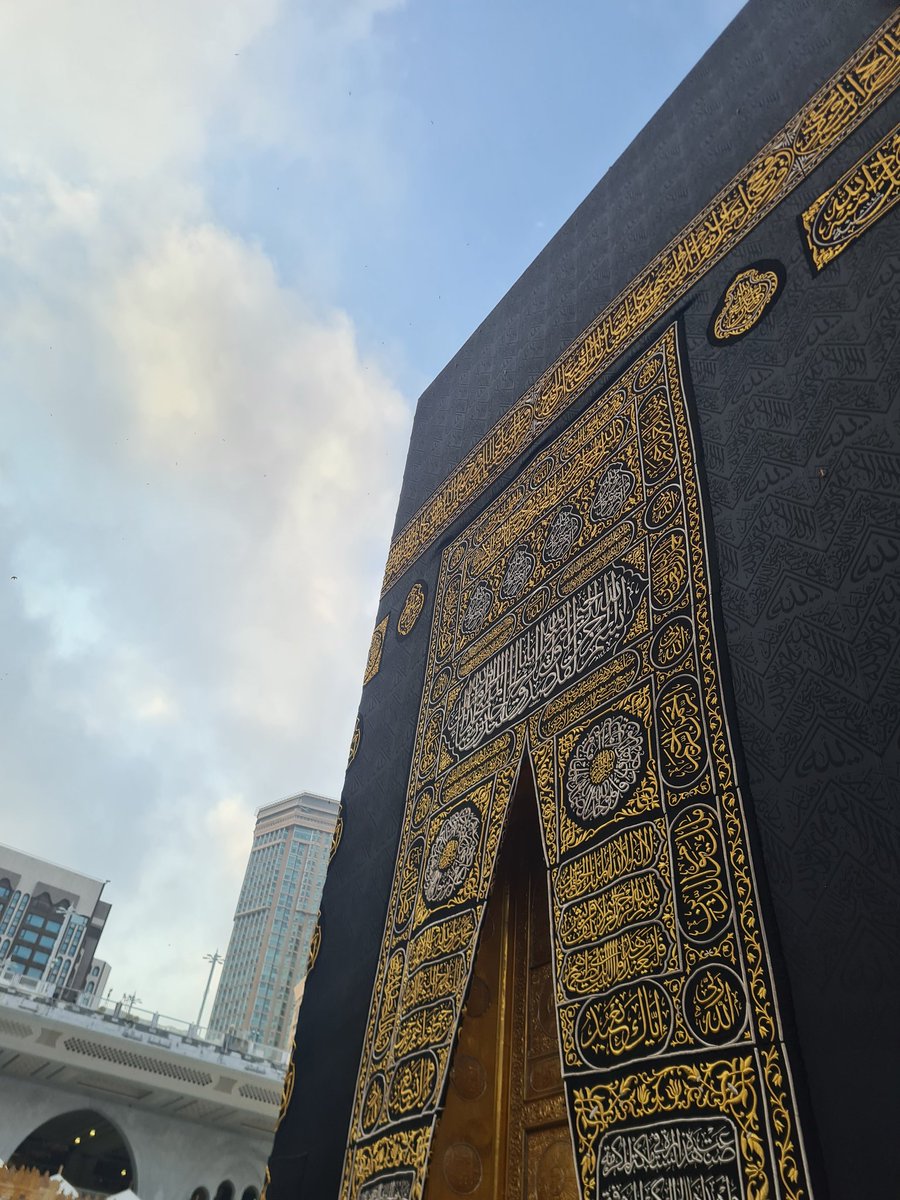 اللهم صل وسلم وبارك على نبينا محمد عدد ما صلى عليه المصلون.

من الرحاب الطاهرة بالبيت العتيق أسأل الله أن يعطيكم حتى يرضيكم.
وأن يغفر للمسلمين والمسلمات الأحياء منهم والأموات.

وصلوا على الحبيب، يومكم يطيب.