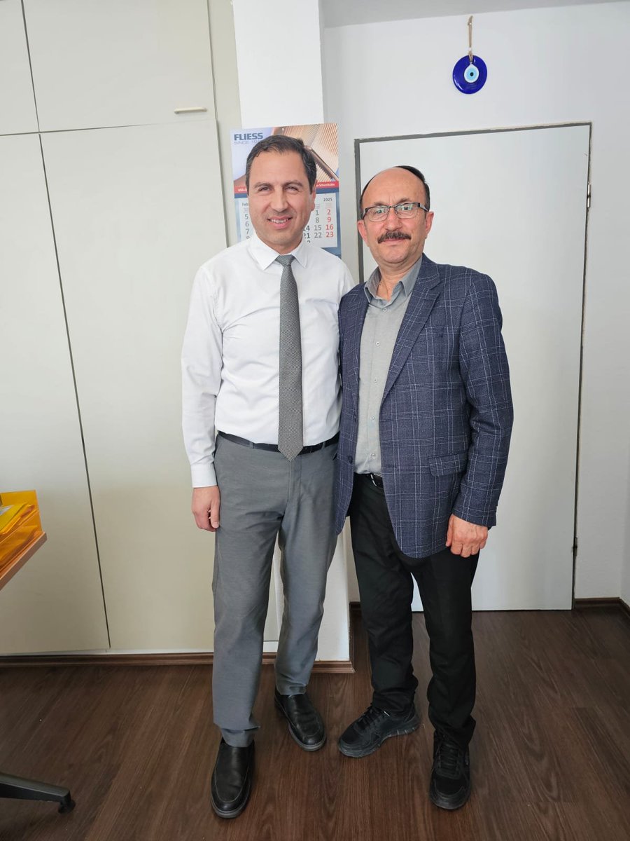 Bremen Milli Bayramları Tertip Komitesi adına Gülsüm Tan, Hasan Fidantek ve Hasan Akdoğan görev süresi dolan Eğitim Ataşesi Doç. Dr. Hasan Kazım Kalkan’a hizmetleri için teşekkür ederek yeni görevinde başarılar dilediler. Nazik ziyaretleri için kendilerine teşekkür ederiz.