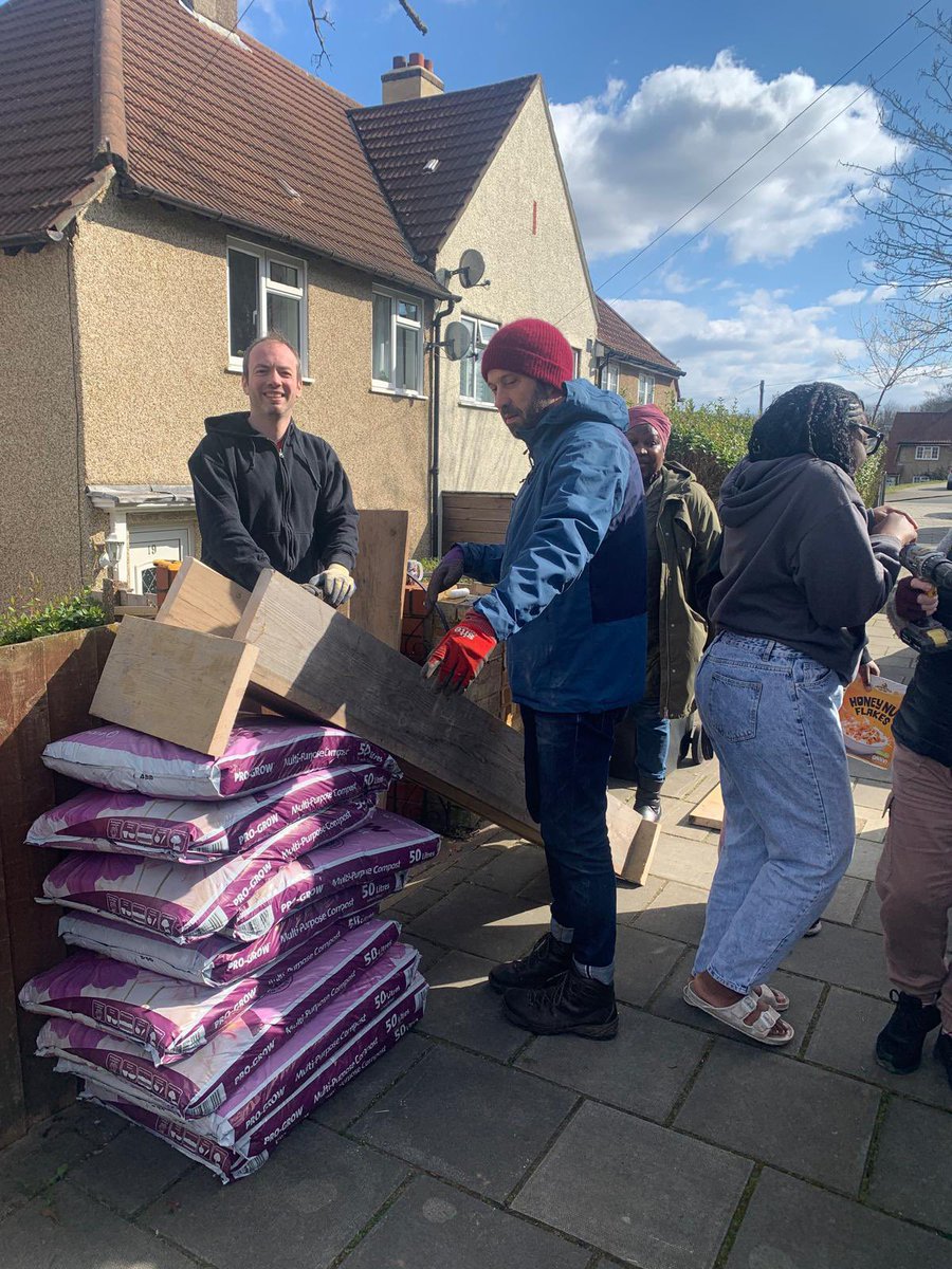 GipsyHillLab's tweet image. We loved working with residents on Bloomhall Road, Durning Road & Salters Hill to create these planters - to be filled with plants & flowers for pollinators 🌺🐝🌷
Thank you @lambeth_council for the materials & residents for coming together to care for our streets in #GipsyHill