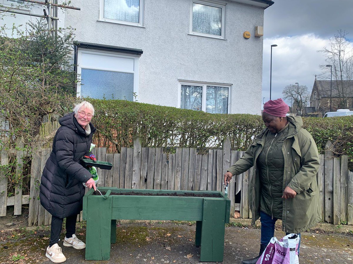 GipsyHillLab's tweet image. We loved working with residents on Bloomhall Road, Durning Road & Salters Hill to create these planters - to be filled with plants & flowers for pollinators 🌺🐝🌷
Thank you @lambeth_council for the materials & residents for coming together to care for our streets in #GipsyHill