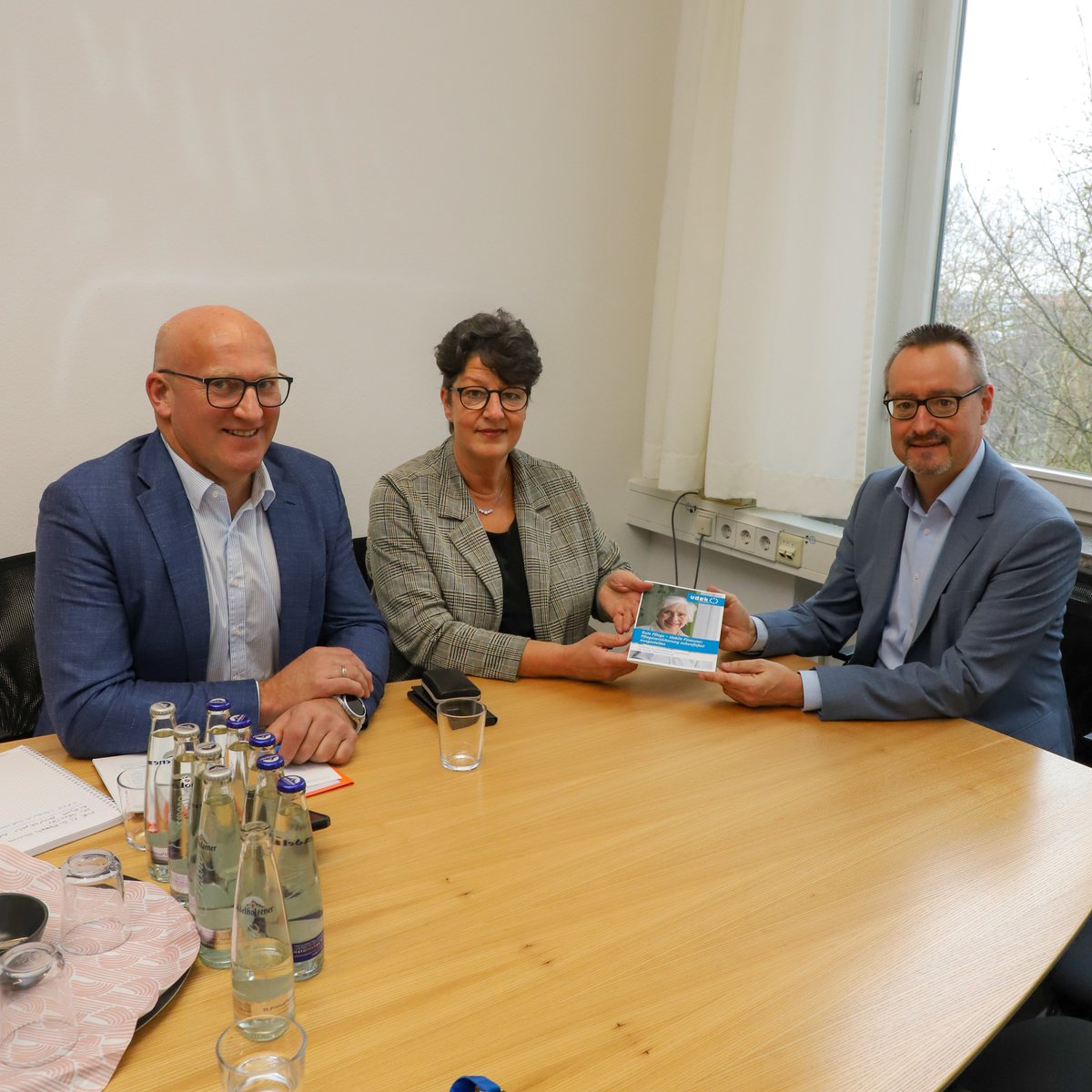 vdek-LV Bayern (@vdek_by) on Twitter photo 💬Im Austausch mit der <a href="/fw_bayern/">FREIE WÄHLER Bayern</a>-Landtagsfraktion im <a href="/Landtag_Bayern/">Bayerischer Landtag</a>: <a href="/vdek_BY/">vdek-LV Bayern</a> diskutiert aktuelle Herausforderungen & Zukunftsperspektiven der sozialen #Pflegeversicherung. Gemeinsam Lösungen für eine zukunftsfeste #Pflege gestalten!🤝#Ersatzkassen 💬Im Austausch mit der <a href="/fw_bayern/">FREIE WÄHLER Bayern</a>-Landtagsfraktion im <a href="/Landtag_Bayern/">Bayerischer Landtag</a>: <a href="/vdek_BY/">vdek-LV Bayern</a> diskutiert aktuelle Herausforderungen & Zukunftsperspektiven der sozialen #Pflegeversicherung. Gemeinsam Lösungen für eine zukunftsfeste #Pflege gestalten!🤝#Ersatzkassen