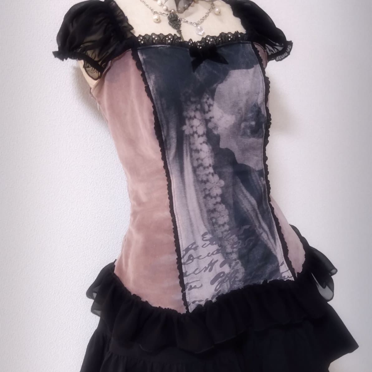 今作ろうとしているブラウスはこの形になります。多少違いはありますけどね！
(こちらは昔作った私物ですが、あくまで次の作品のイメージです！)