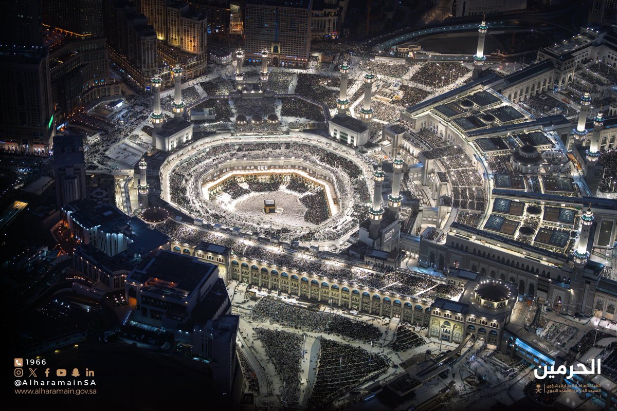 LifeSaudiArabia's tweet photo. This is how crowded Masjid al-Haram 🕋 is on the 29th night of Ramadan 🌙.
