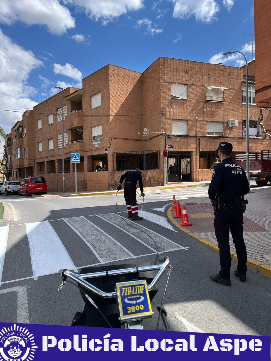 👷‍♂️Continúan los trabajos de repintado de Pasos de Peatones y Señalización Horizontal 🖌️
‼️Con la finalidad de garantizar la seguridad de los operarios y la fluidez del tráfico, la Policía está colaborando activamente, regulando la circulación y velando por el bienestar de todos.