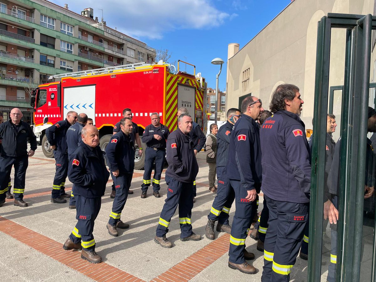 🚒📷Tot a punt per l’acte de lliurament de les Distincions i Medalles d’Honor del Cos de Bombers de la Generalitat, que enguany se celebra a Olesa de Montserrat.

📽️Podreu seguir la cerimònia en streaming a partir de les 11.30h a👇
youtube.com/live/UB0uZxnWZ…

#MedallesBombers2025